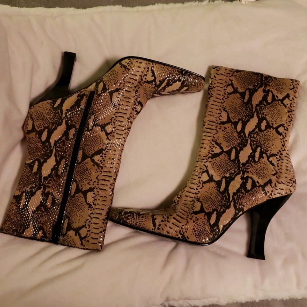 Bakers Leather Snakeskin design boots sz 8B NWOT
